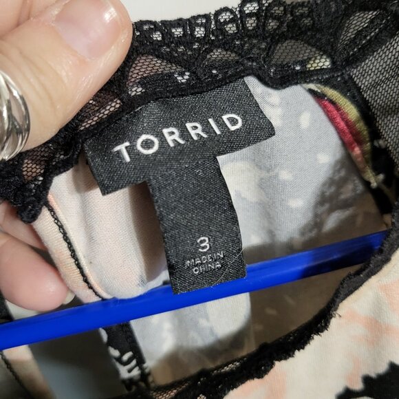 TORRID FLORAL AND LACE SHORT SLEEVE TOP SZ 3 - Picture 4 of 6